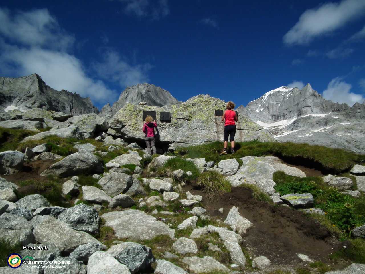 69 Targhe commemorative di alpinisti caduti sulle cime vicine.JPG